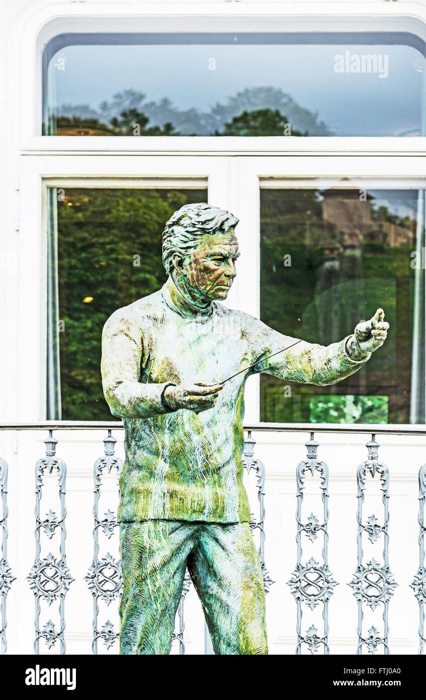 Staue des Dirigenten Herbert von Karajan vor dem Haus, wo er in Salzburg, Karajan Vor seit erst geboren wurde Stockfoto