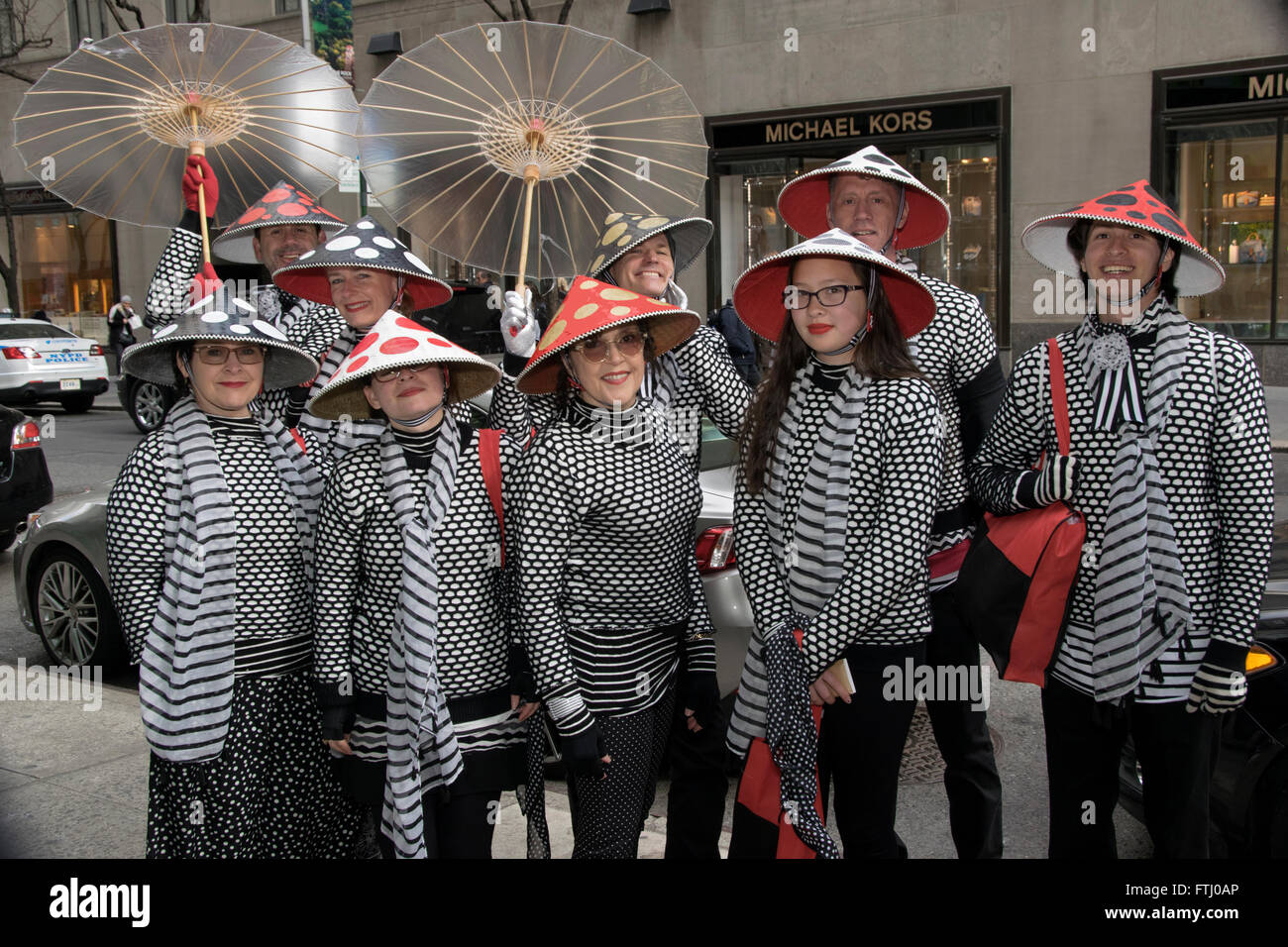 Neun Menschen in fast identischen Outfits gekleidet für den Easter Parade auf der Fifth Avenue in Manhattan, New York City Stockfoto Neun Menschen in fast identischen Outfits gekleidet für den Easter Parade auf der Fifth Avenue in Manhattan, New York City Stockfoto