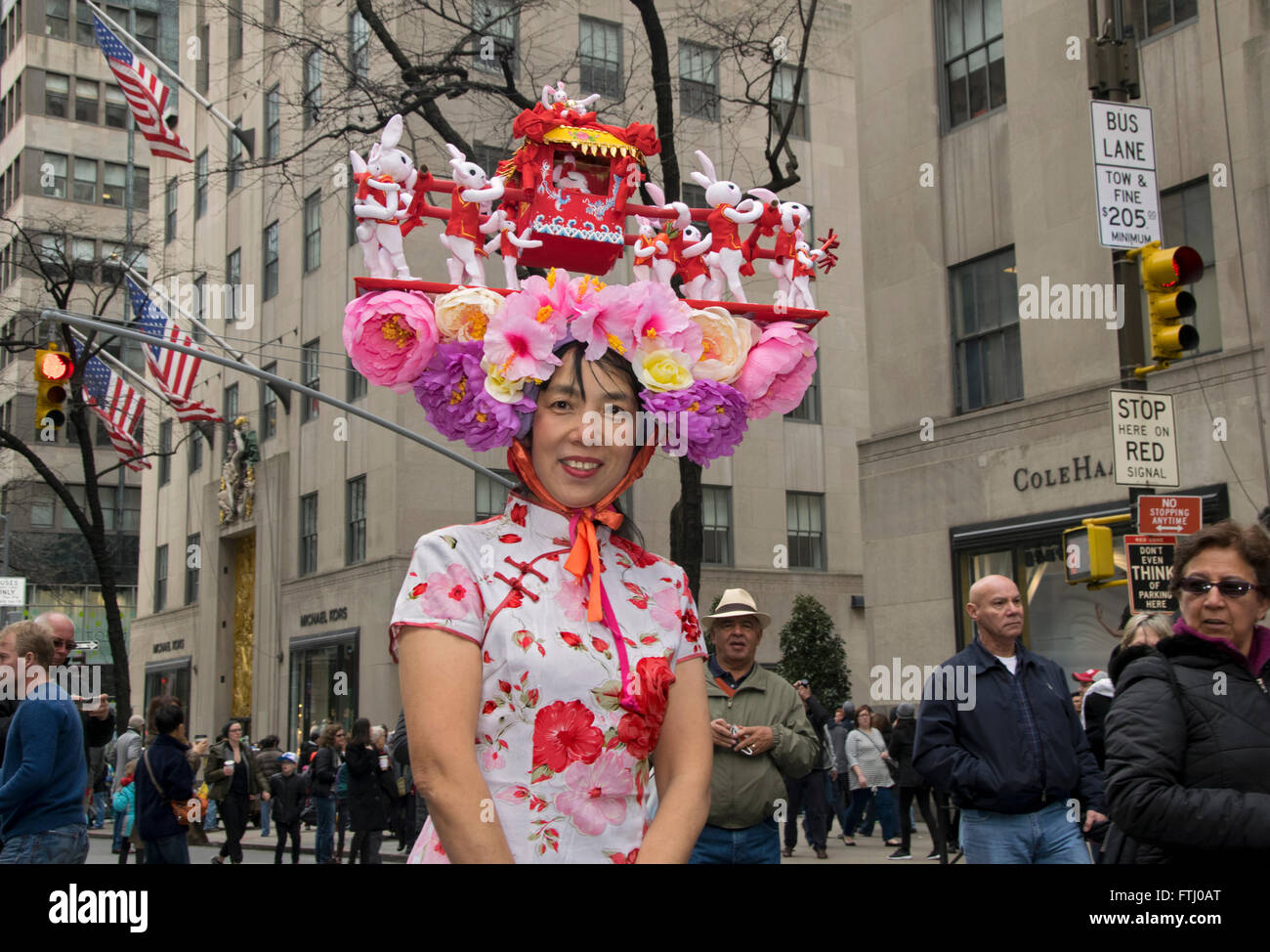 Eine chinesische Amerikanerin in einem reich verzierten Hase Hut auf der Fifth Avenue in Manhattan am Ostersonntag. Stockfoto