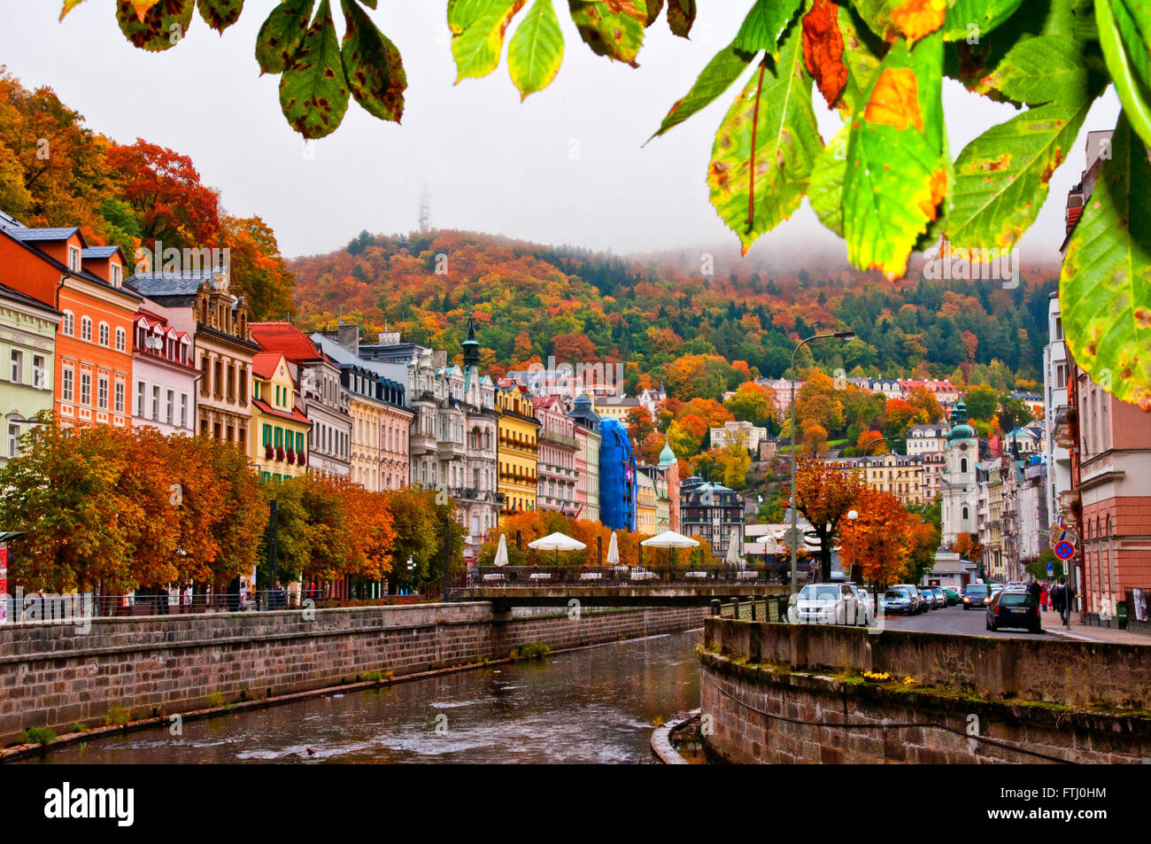 Blick auf den schönen Kurstadt Karlovy Vary-Prag im Herbst Stockfoto