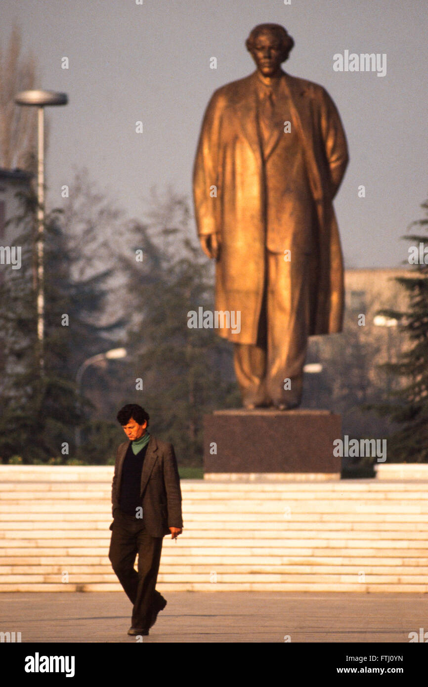 Die Statue von Enver Hoxha, der Gründer des kommunistischen Staates, Tirana, 1990 Stockfoto