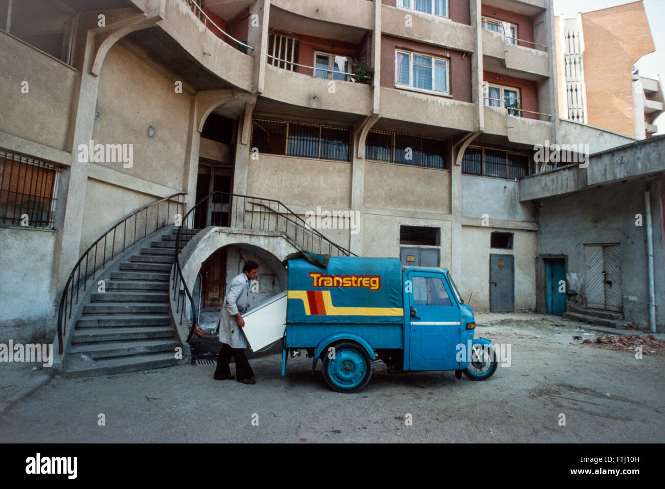 Lieferung eines Kühlschranks, Tirana Stockfoto