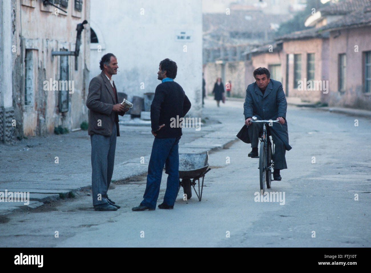 Männer sprechen auf der Straße, Shkoder Stockfoto