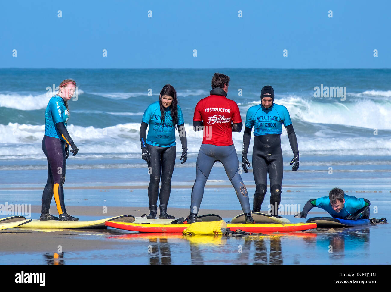 Eine Surfschule Training am Fistral Strand, Newquay, Cornwall, UK Stockfoto
