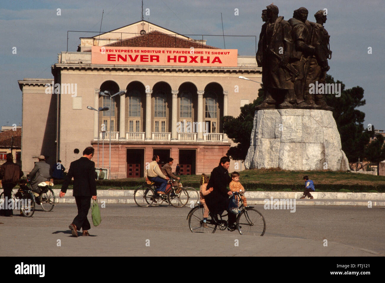 Radfahrer fahren vorbei an der Enver Hoxa Museum Gjirokaster, Albanien, Stockfoto