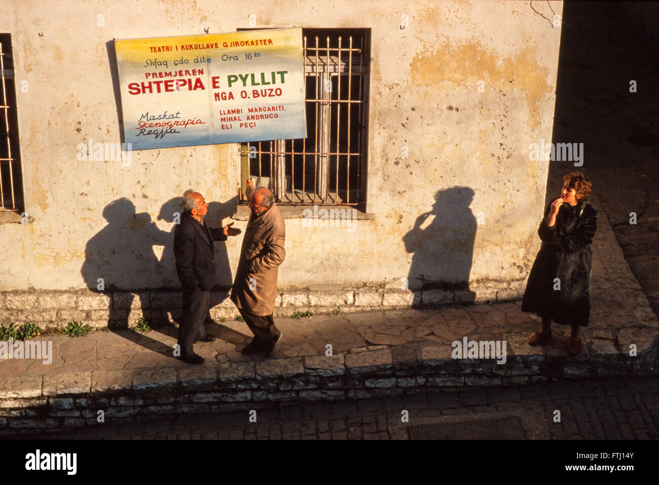 Zwei Männer haben eine Diskussion auf der Straße in th Nachmittagssonne Gjirokaster Stockfoto