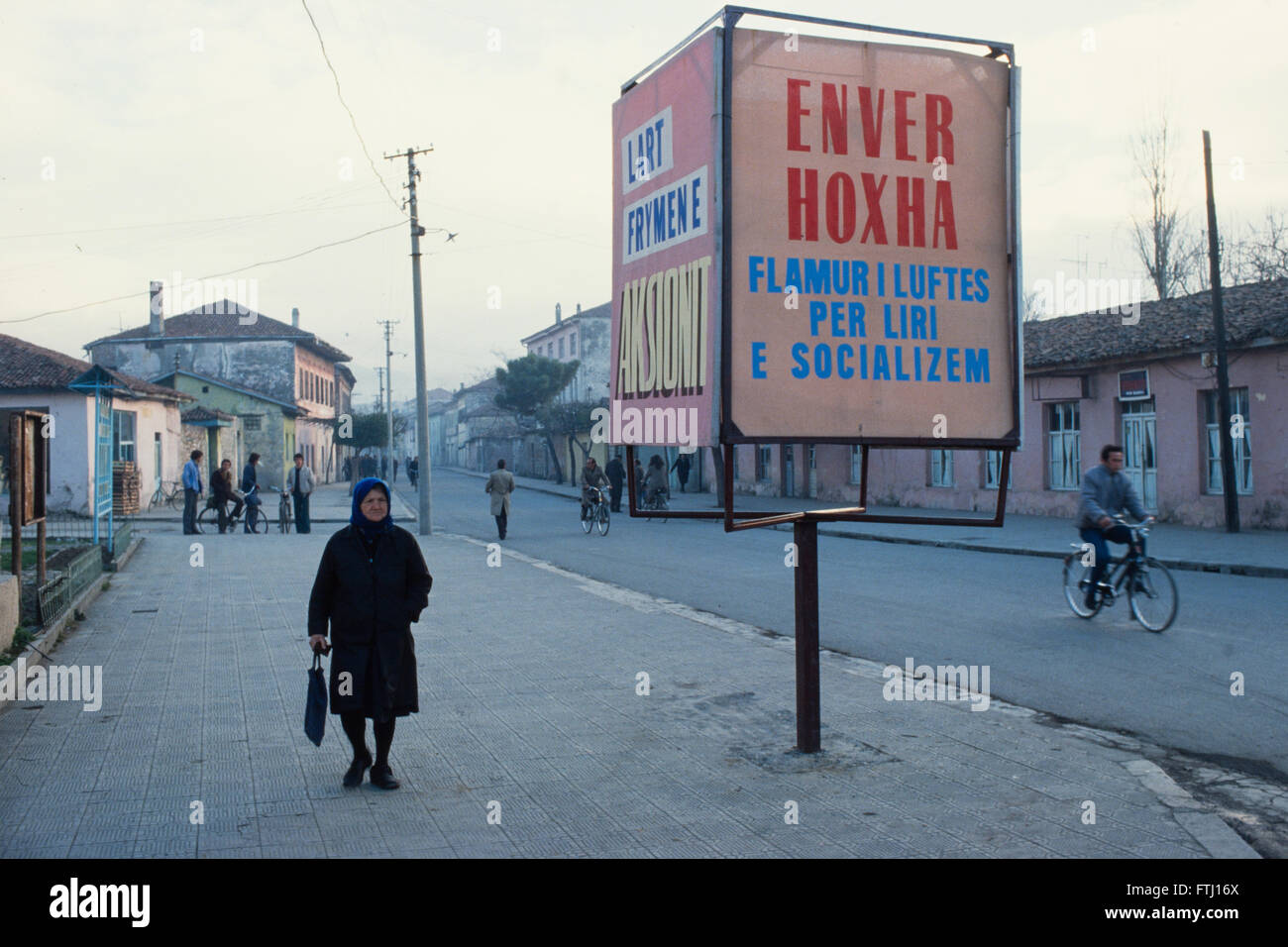 Straße Plakat in Shkoder, die jemals Hoxha sagt "Wellenlinien" die Flagge für Freiheit und Sozialismus Stockfoto