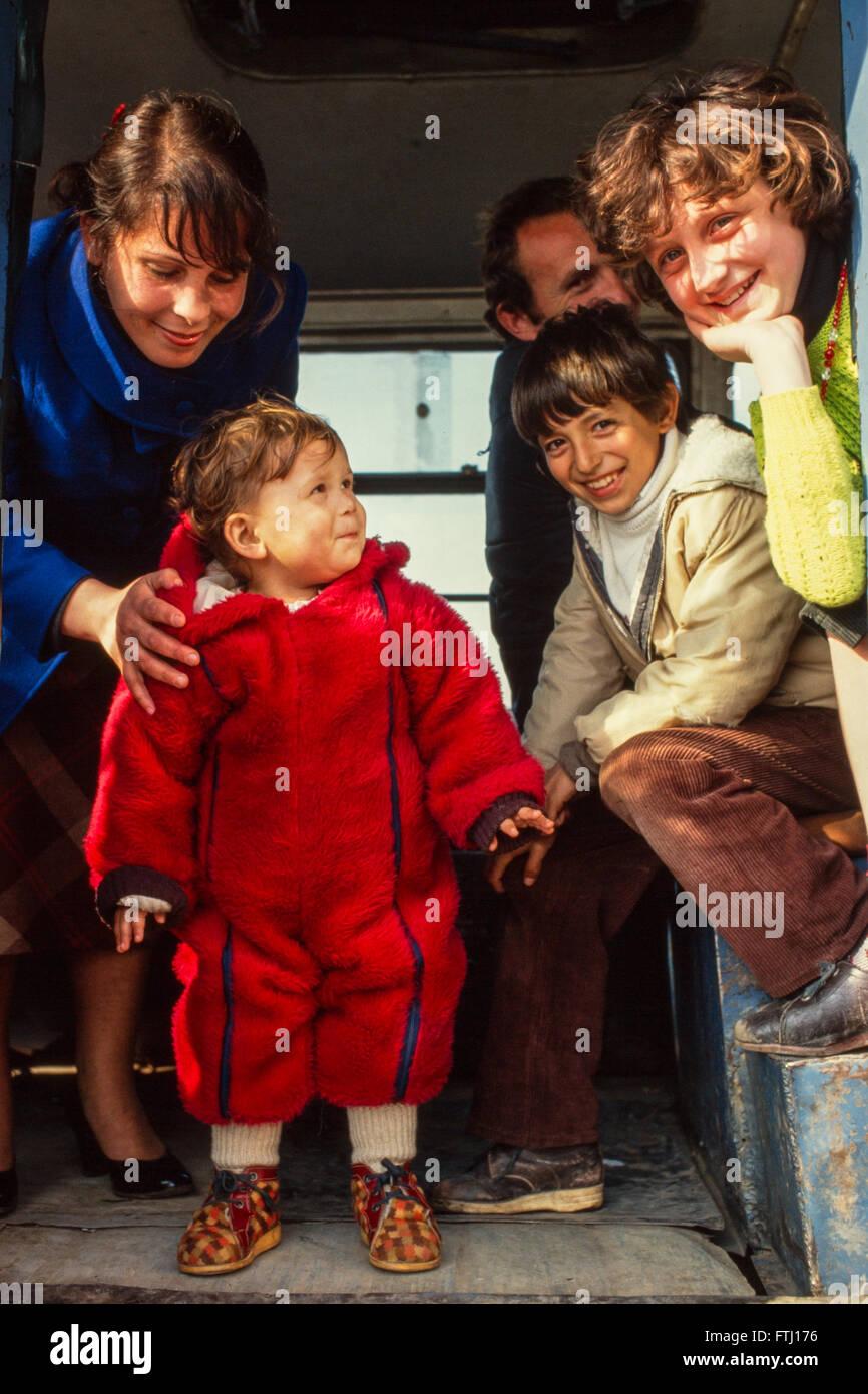 Eine junge Familie auf einem Bus, Shkoder, Albanien Stockfoto