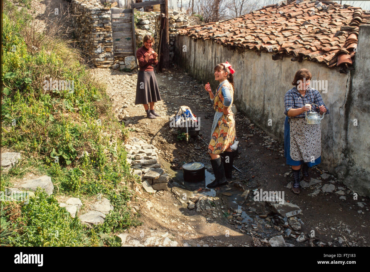 Eine junge Frau, die Wäsche waschen, Shkoder, Albanien Stockfoto