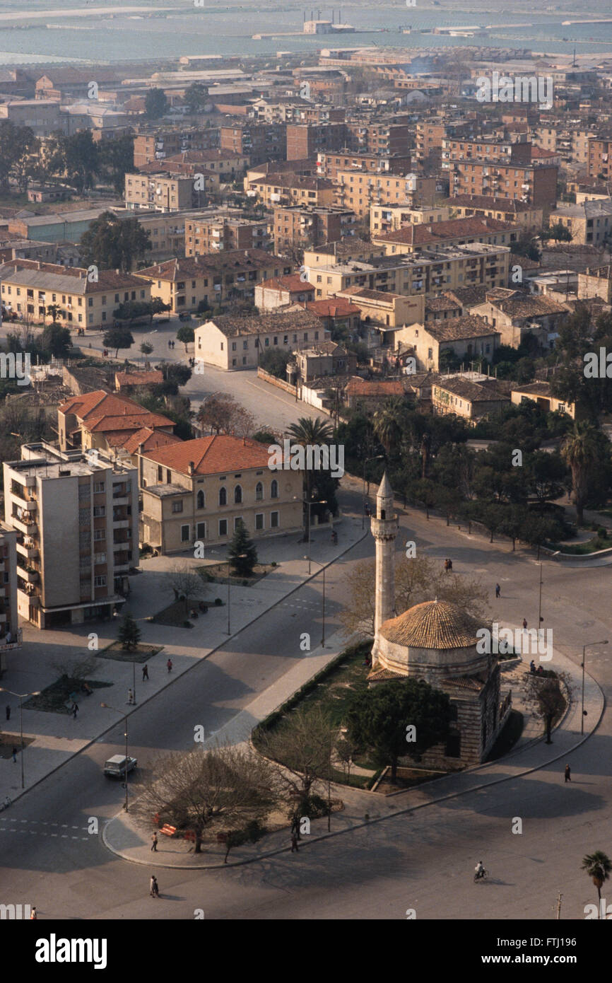 Landschaft mit Blick auf die Küste von Vlora, mit der Moschee. Stockfoto