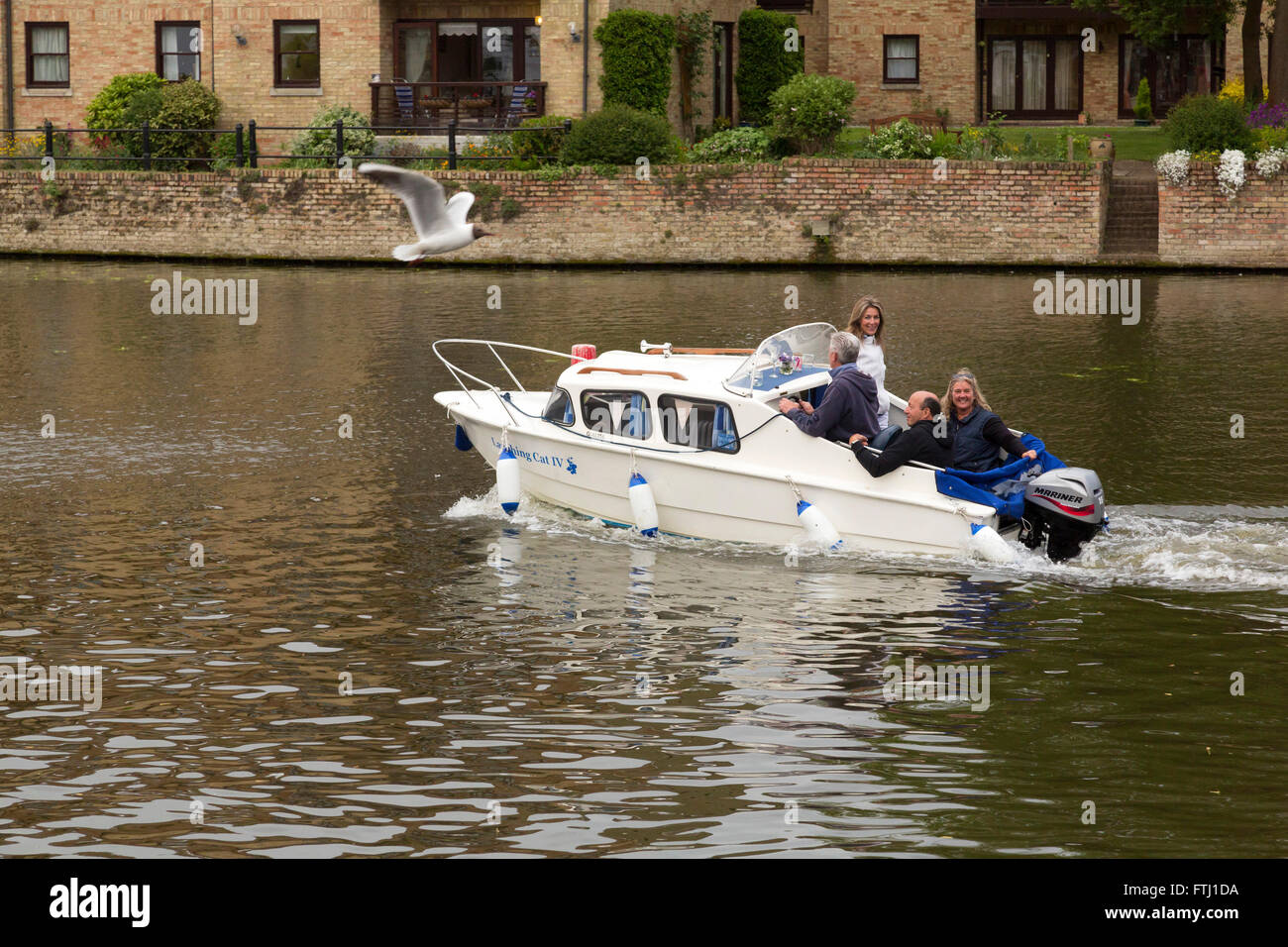 Familie / Freunde auf Boot auf dem Fluss Great Ouse in UK Stockfoto