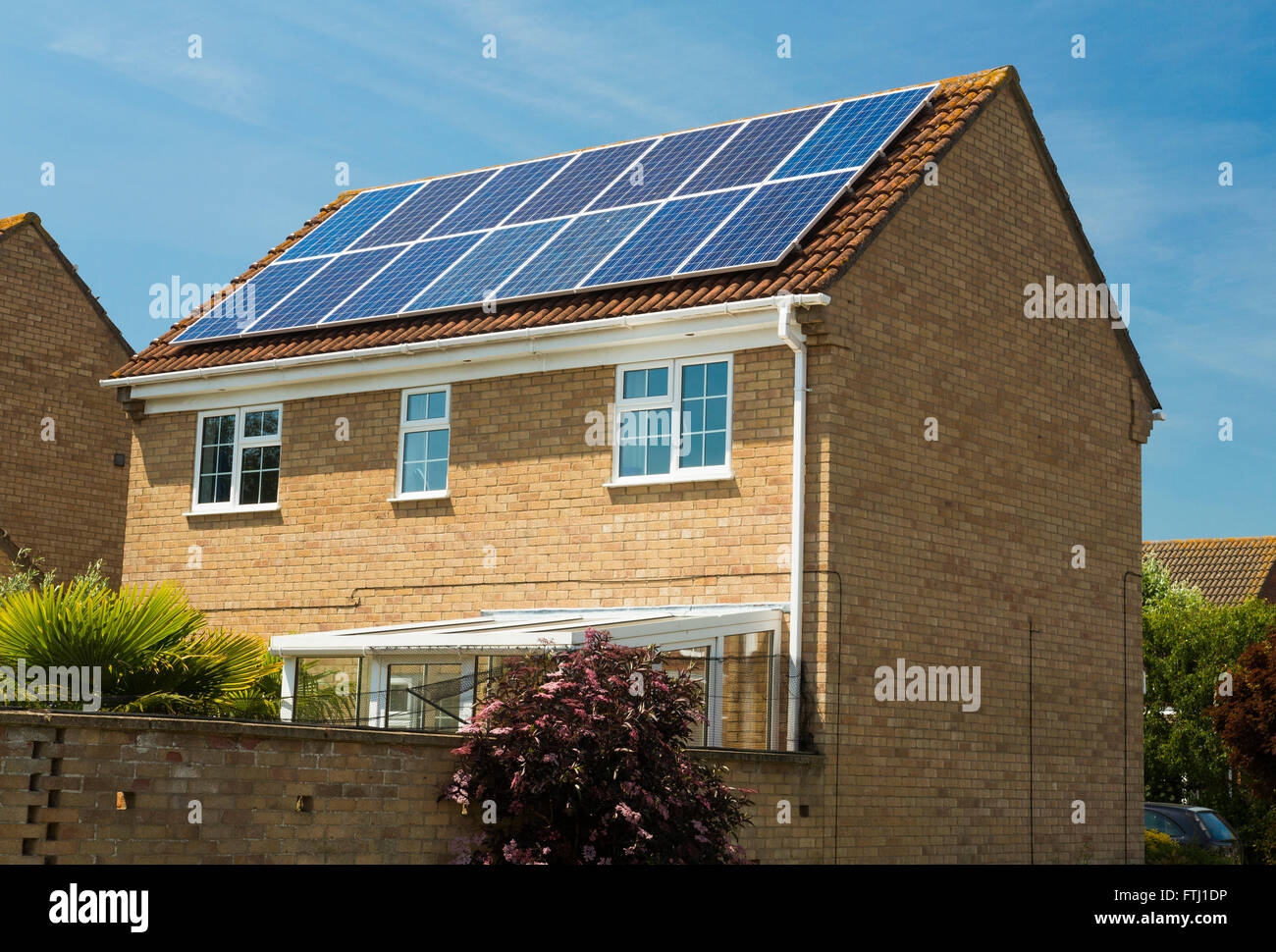 Photovoltaik-Solarzellen auf Haus in Großbritannien Stockfoto