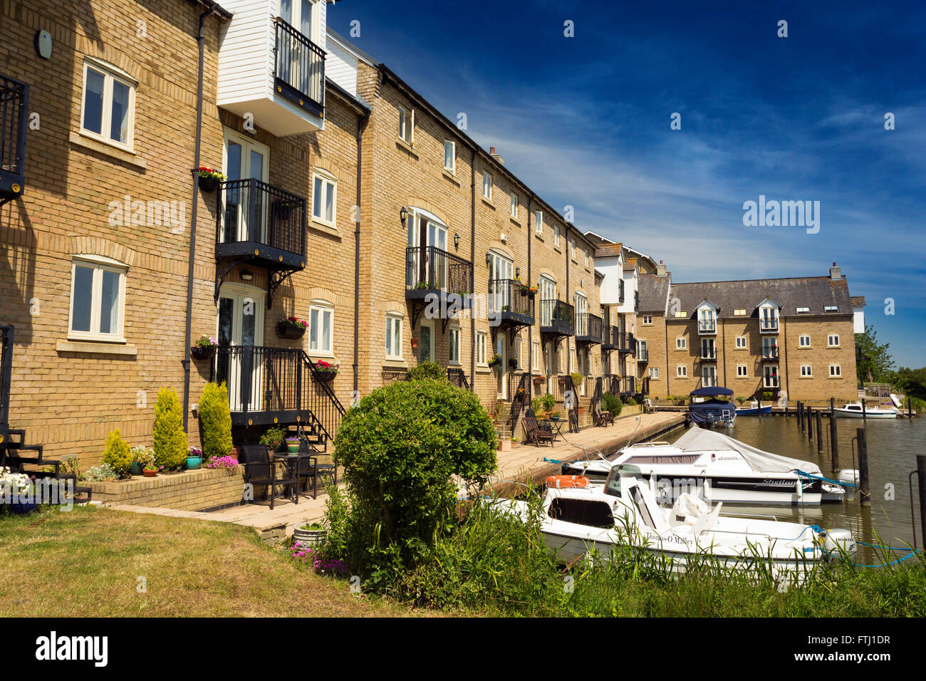 exklusive Wohnungen in St Ives, Cambridgeshire, Großbritannien neben dem Fluss Great Ouse Stockfoto
