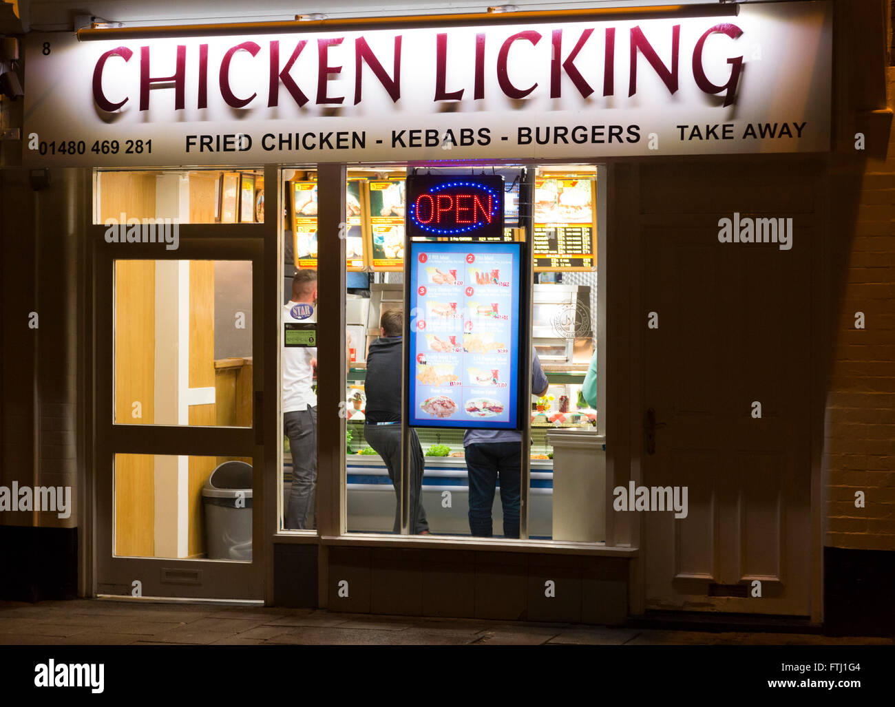 Fast-Food-Hähnchen-Restaurant in der Nacht Stockfoto