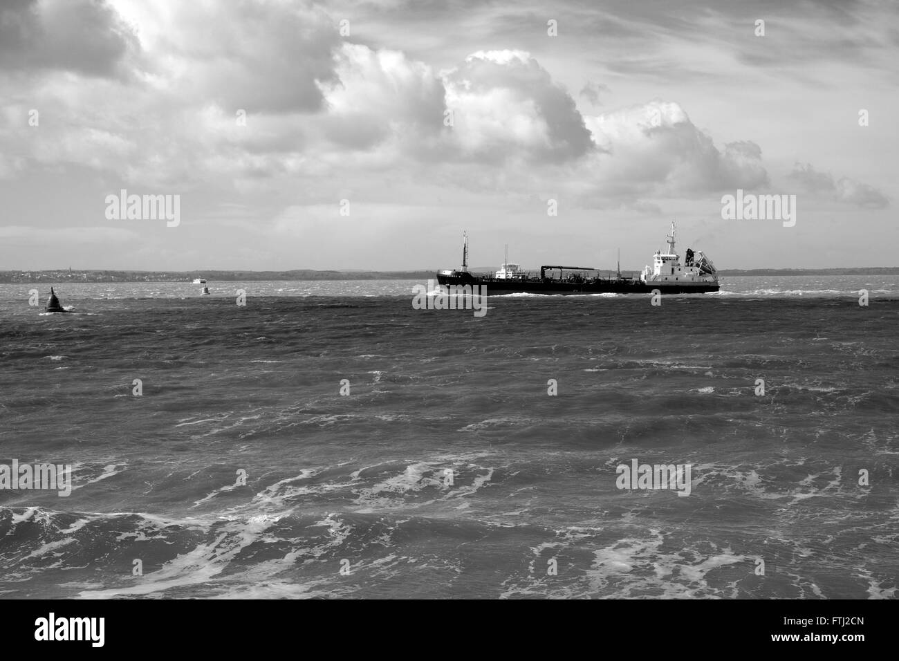 Schiff bei rauer See in Folge von Stürmen Katie im Solent aus Southsea Seafront England uk Stockfoto