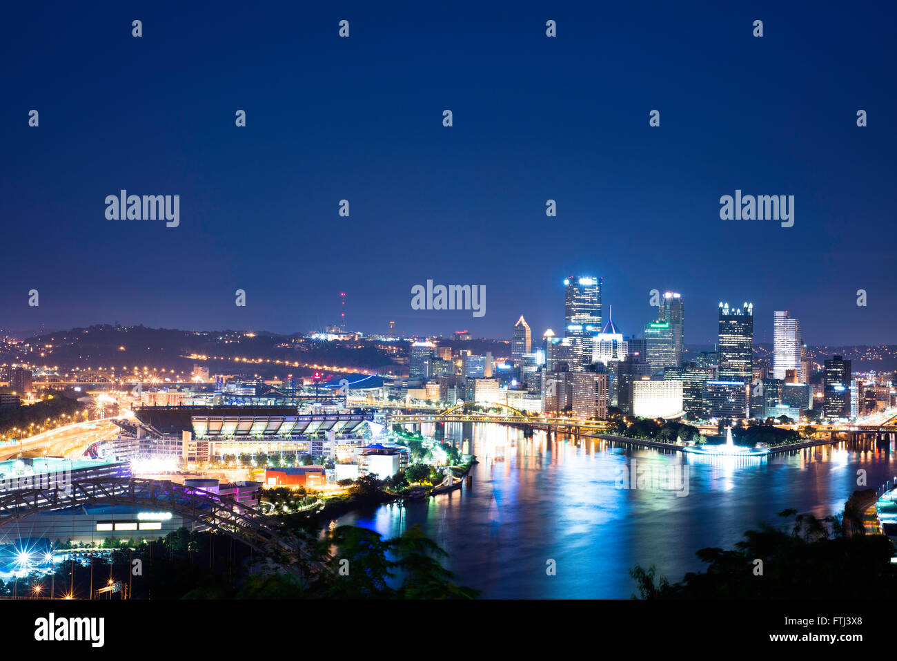 Pittsburgh Skyline bei Nacht im Sommer. Stockfoto