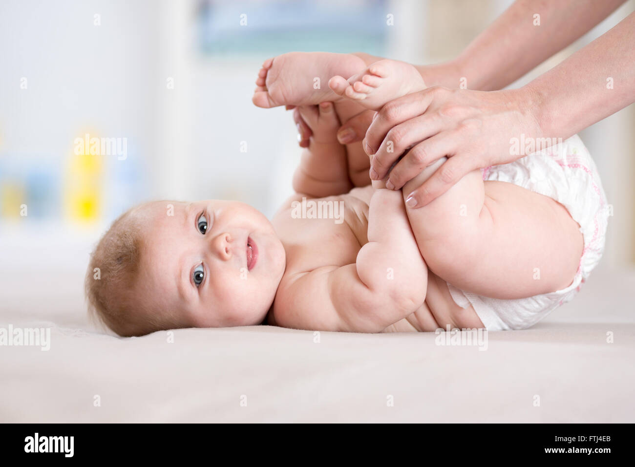Baby-Massage. Mutter Kind Turnen zu tun. Stockfoto