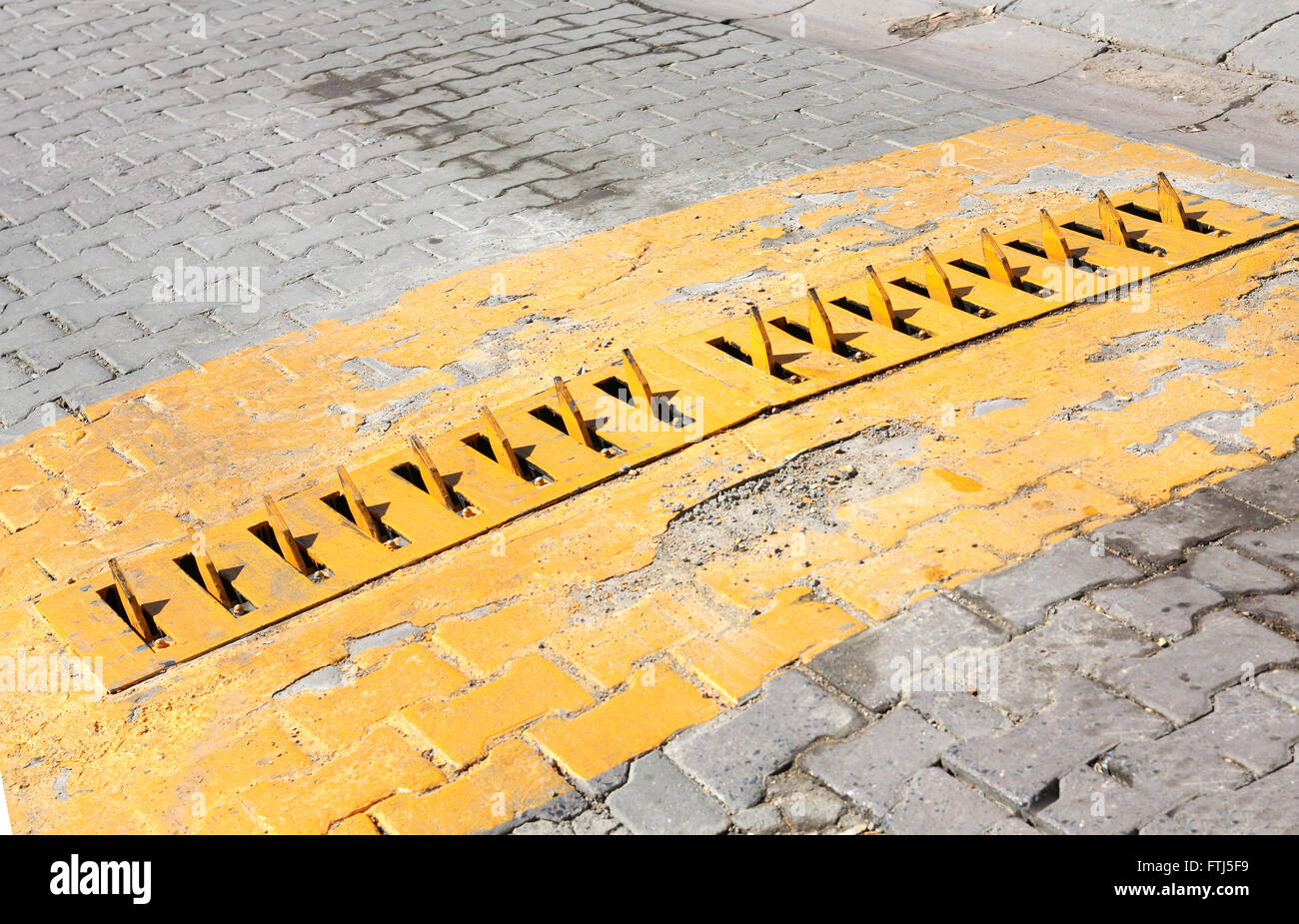 Hauses Bewegung. Einziehbare Reifen Spikes auf der Straße in der Stadt Stockfoto