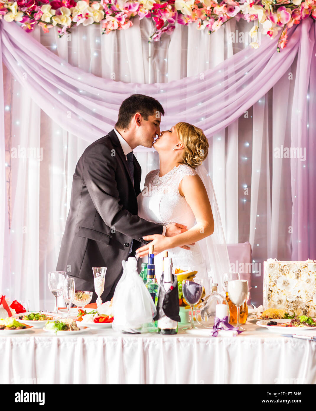 Braut und Bräutigam feiern an der Rezeption Stockfoto