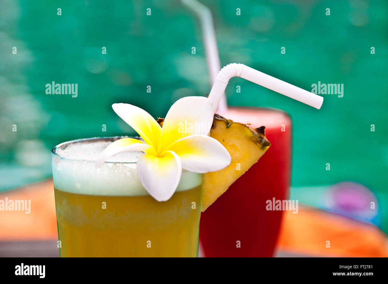Tropische Cocktails von einem Schwimmbad Stockfoto