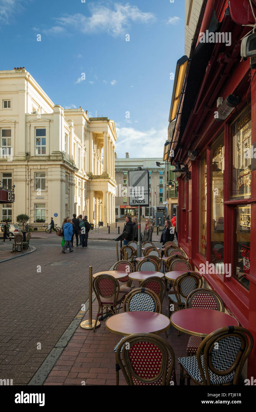 Sonnigen Nachmittag in Brighton Lanes, UK. Rathaus in der Ferne. Stockfoto