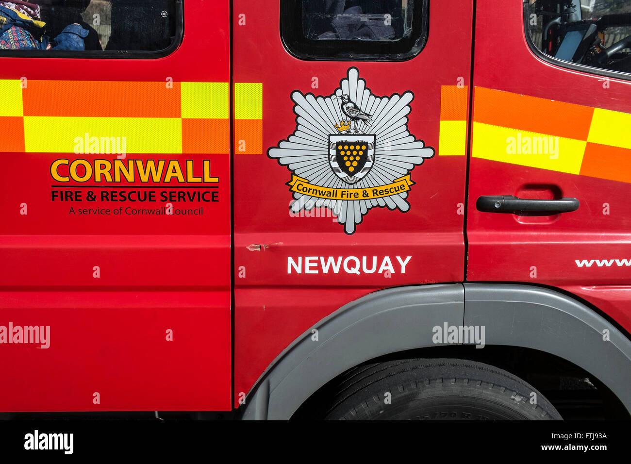 Das Wappen der Cornwall Feuer & Rettungsdienst auf der Seite der Cornish Feuerspritze. Stockfoto