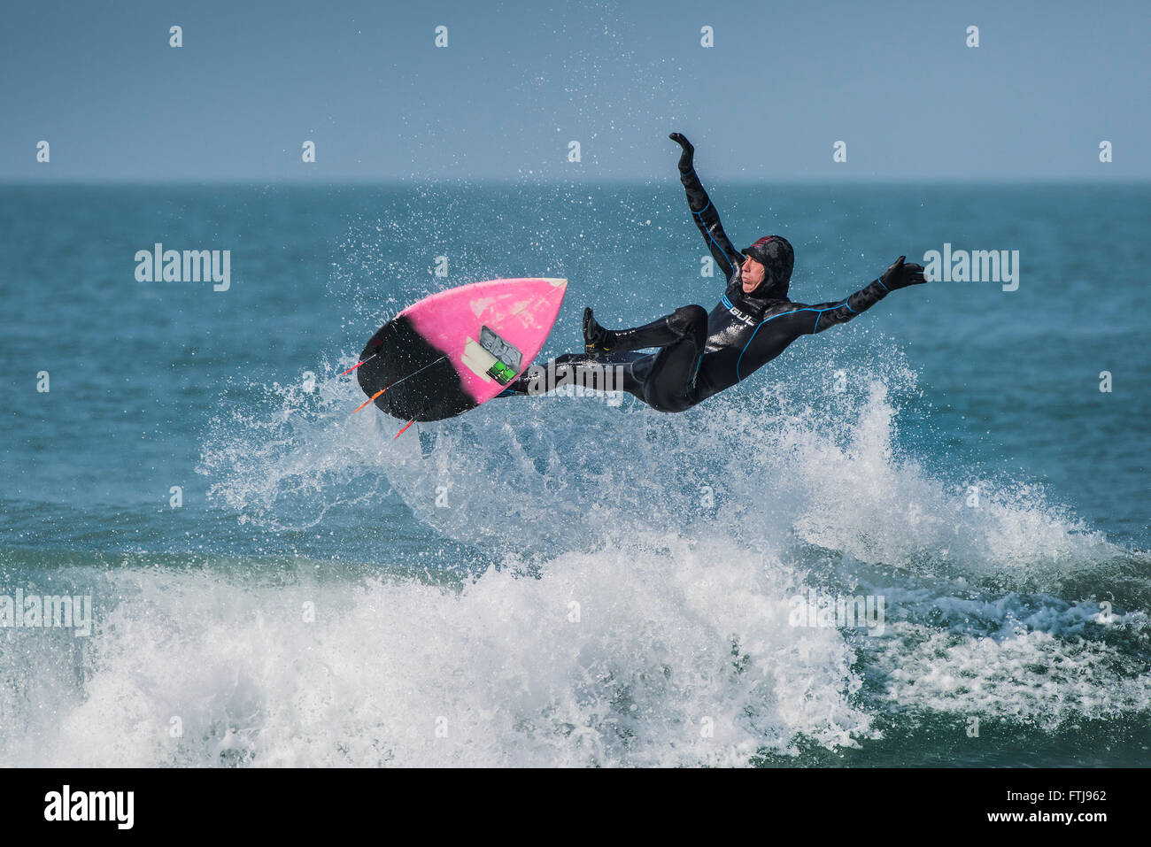 Der Surfer, Luke Embleton in spektakulären Surf-Action am Fistral Beach in Newquay, Cornwall, England. Stockfoto
