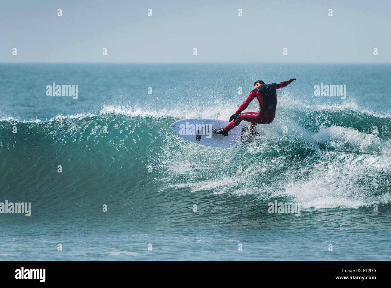 Ein Surfer auf den Fistral Beach in Newquay, Cornwall Stockfoto