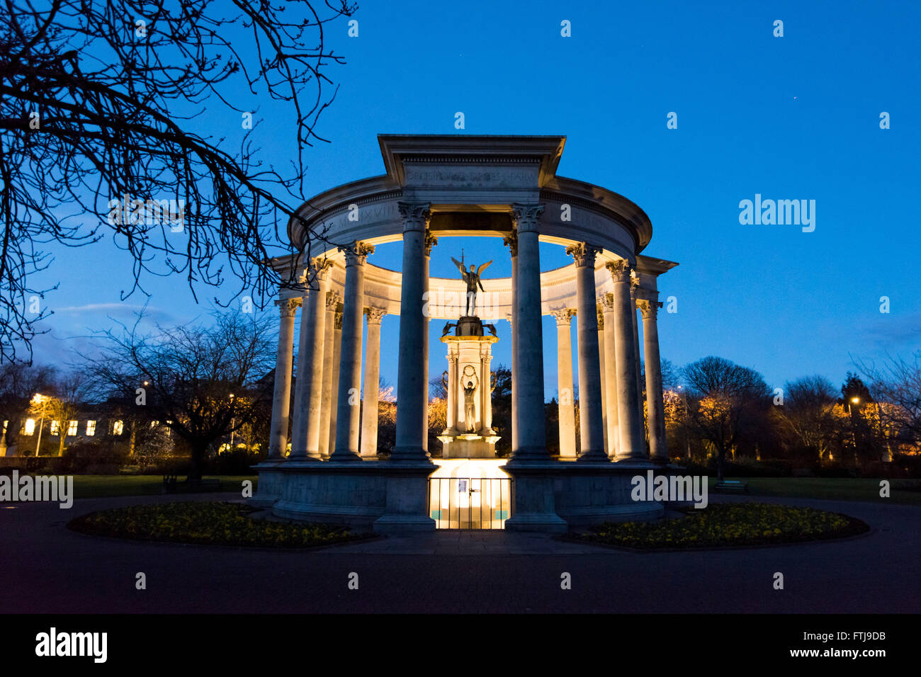 Beleuchtete Kriegerdenkmal in Cathays Park, Cardiff, Südwales, bei Sonnenuntergang. Stockfoto