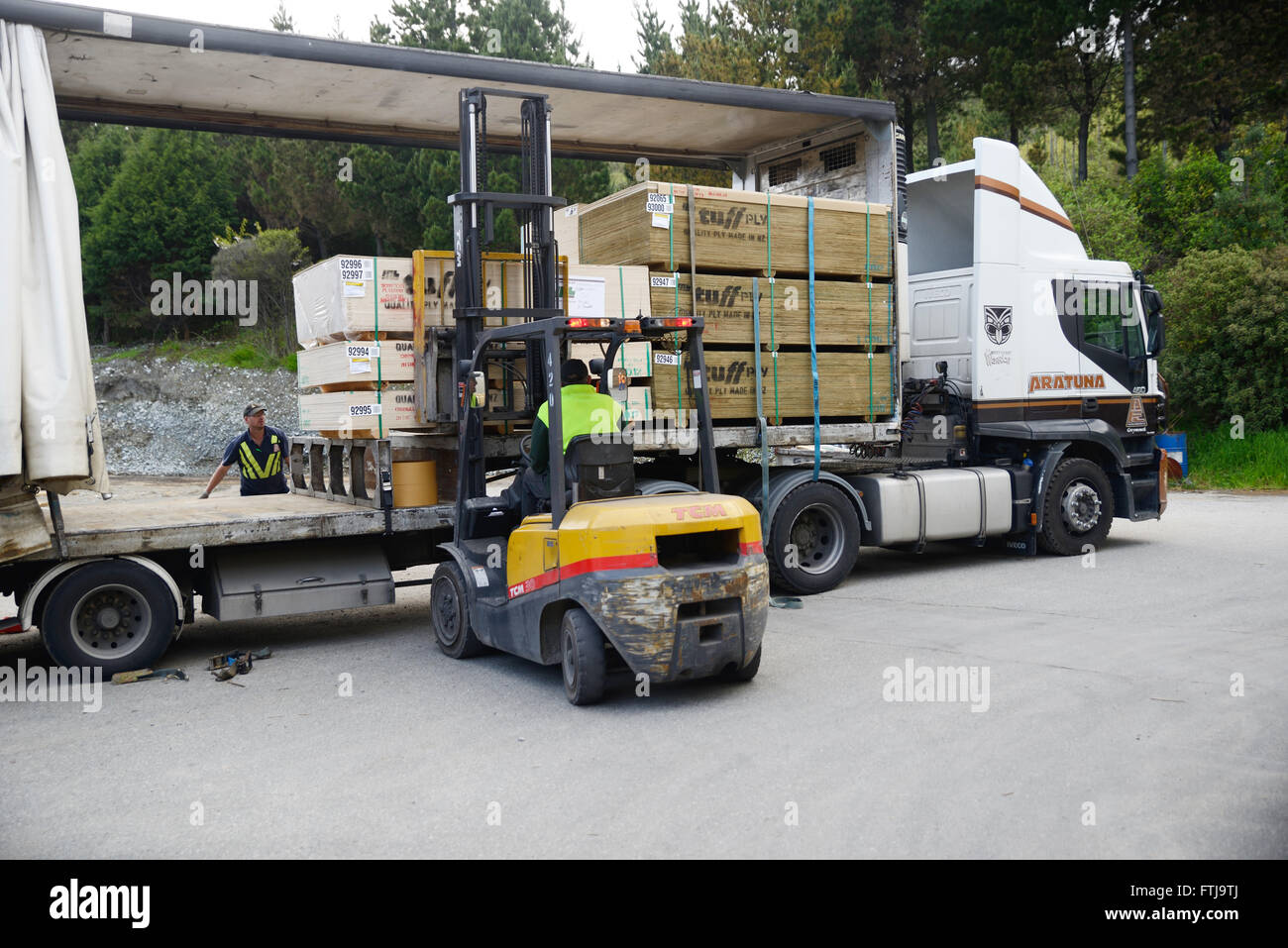 Ein Gabelstapler Lasten Stapeln von Sperrholz auf einen LKW bereit für Befrachtung zum Marktplatz Stockfoto