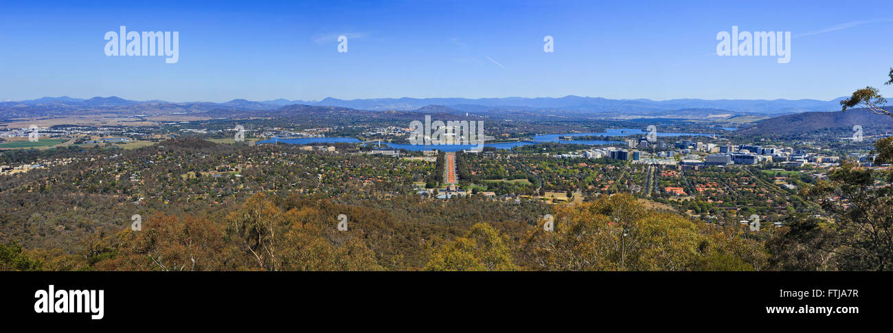 Aerial Panorama auf die Stadt Canberra an einem hellen Sonnentag wie gesehen von Mount Ainslie mit Parlamentsgebäude, Anzac parade Stockfoto