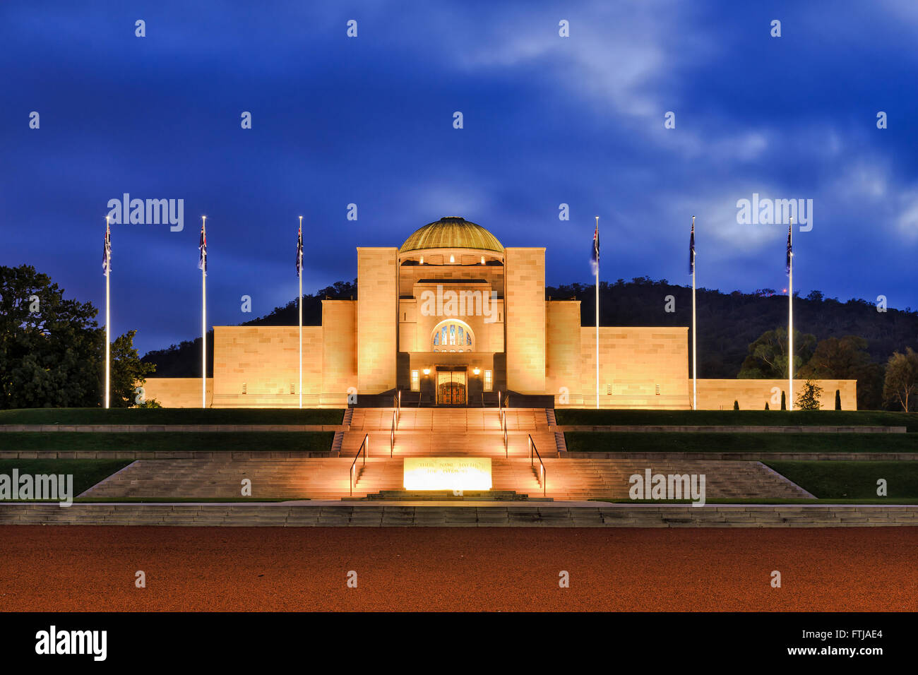 Fassade und Eingang zur australischen Canberra War Memorial Komplex bei Sonnenaufgang. Historische Museum ist kostenlos für die Öffentlichkeit und erinnert an Stockfoto