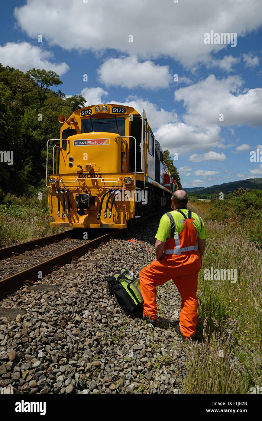 REEFTON, NEW ZEALAND, 21. Dezember 2015: Ingenieur Größen bis eine Kiwi Rail DX Klasse Lok dieselelektrische Lokomotive, ne Stockfoto