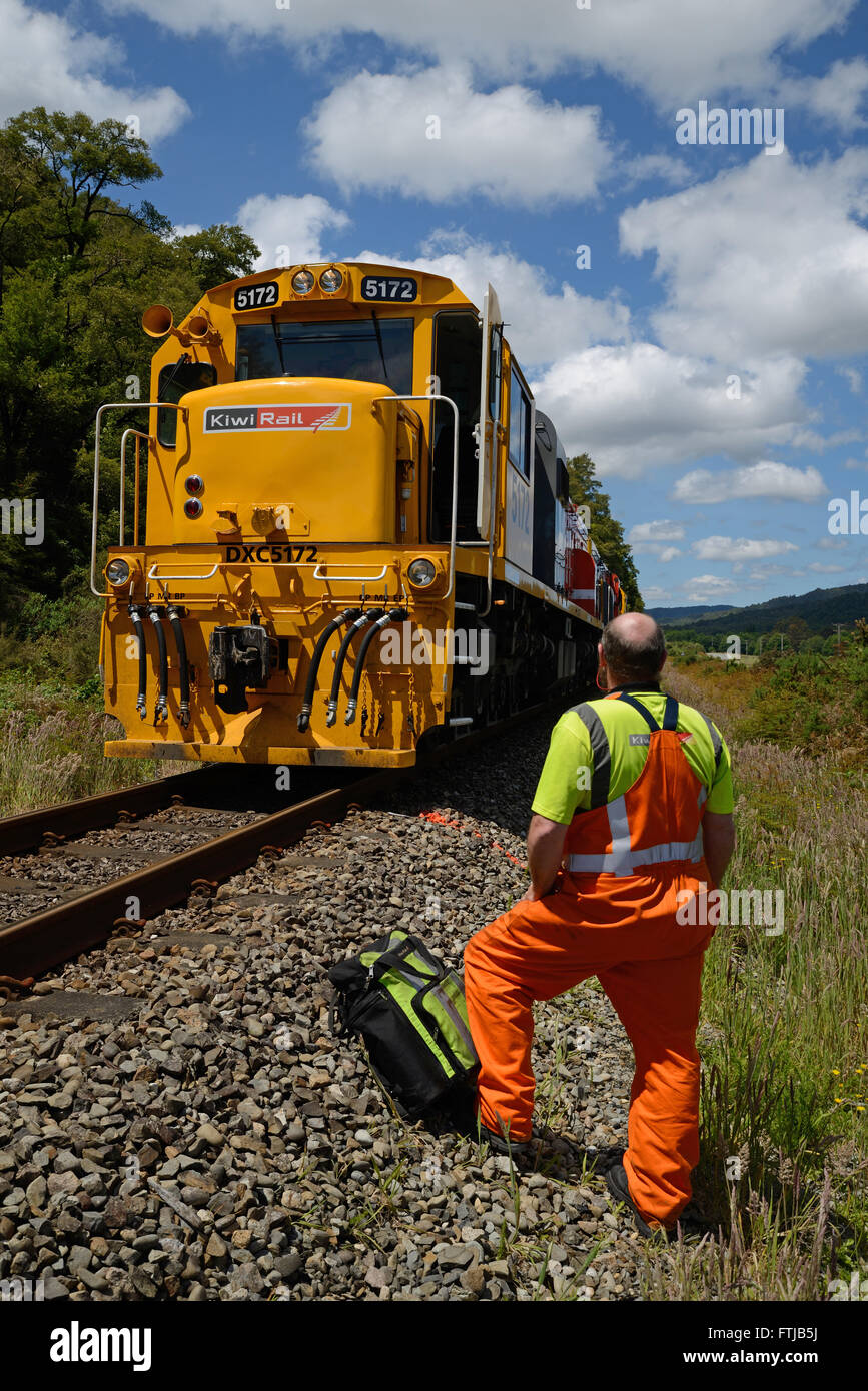 REEFTON, NEW ZEALAND, 21. Dezember 2015: Ingenieur Größen bis eine Kiwi Rail DX Klasse Lok dieselelektrische Lokomotive, ne Stockfoto