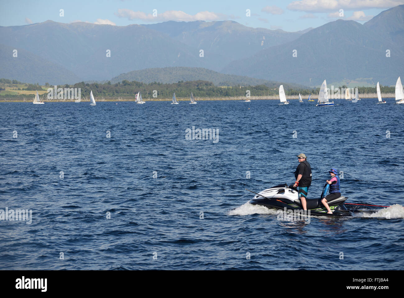 MOANA, NEW ZEALAND, 6. Februar 2016: Jet-Ski und Segelboote auf Lake Brunner, 6. Februar 2016, New Zealand Stockfoto