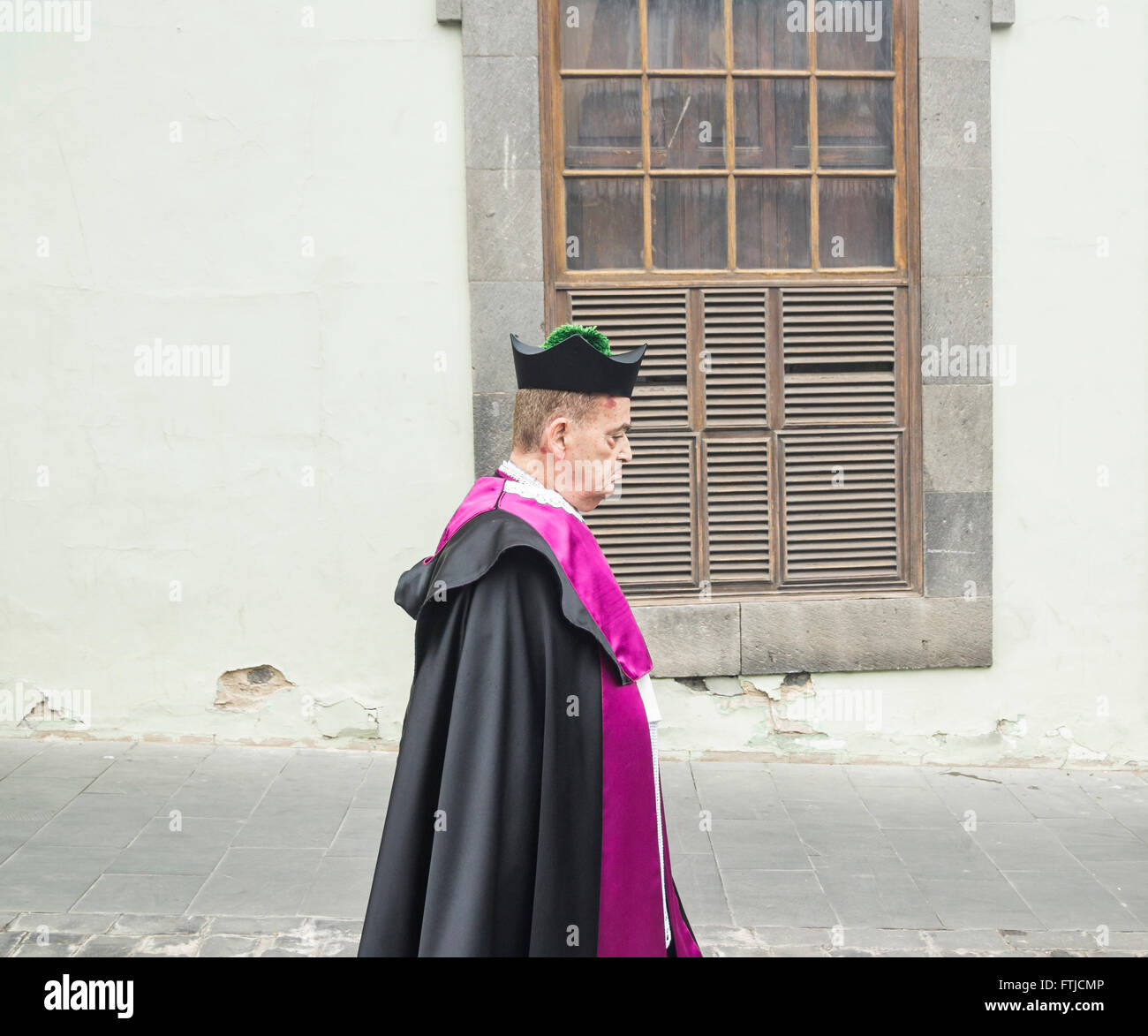 Spanischer Priester tragen Birett Kopfbedeckung während der Prozession in Spanien Stockfoto