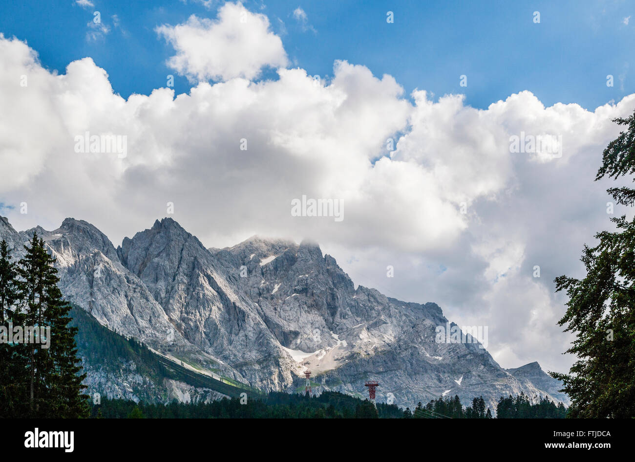 Blick auf das massiv der Zugspitze im Wettersteingebirge, Bayerische Alpen, Bayern, Deutschland Stockfoto