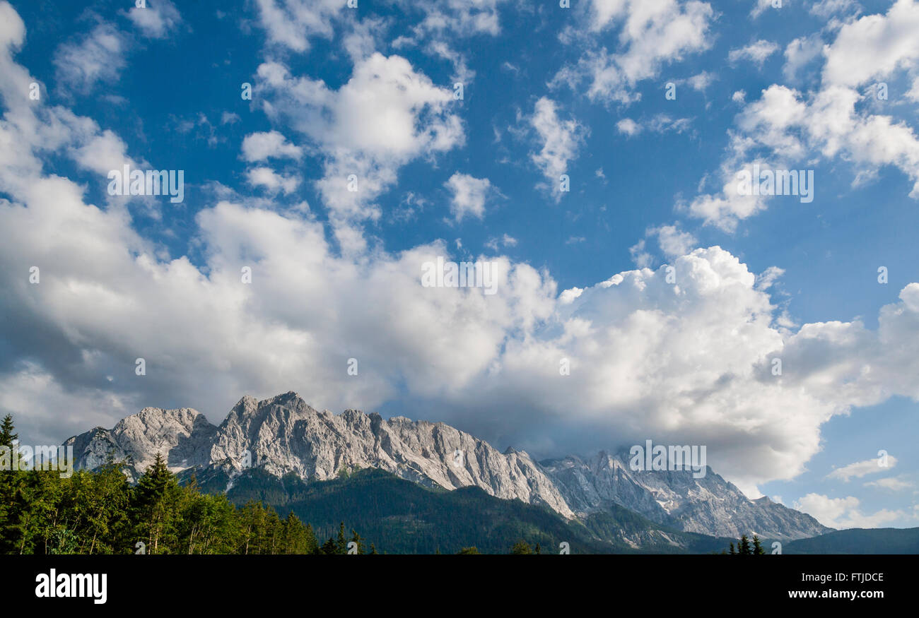 Blick auf das massiv der Zugspitze im Wettersteingebirge, Bayerische Alpen, Bayern, Deutschland Stockfoto