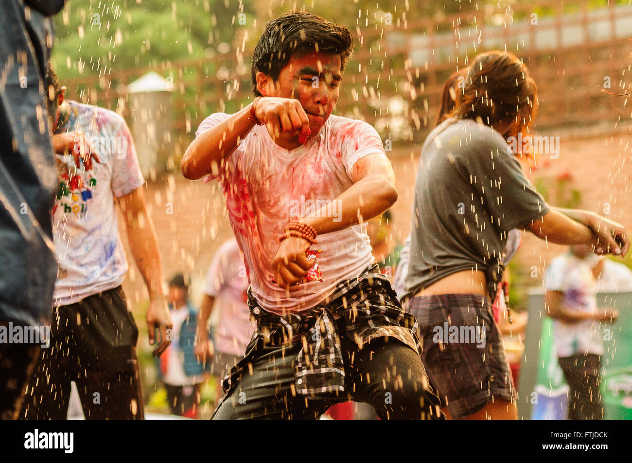 Wasser-Tanz im Holi, das Fest der Farben, in Kathmandu, Nepal (2016) Stockfoto