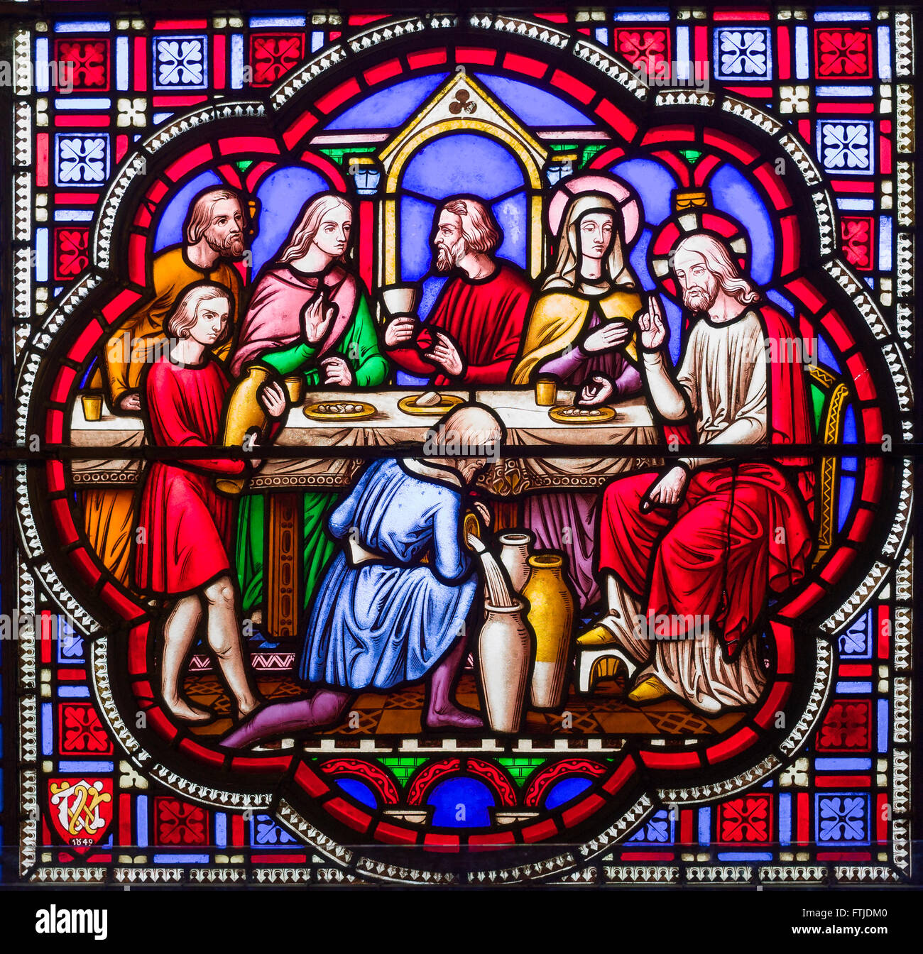 Jesus bei einer Hochzeit in Kana, wo auf Wunsch seiner Mutter, er Wasser in Wein verwandelt; in Glasmalerei dargestellt. Stockfoto