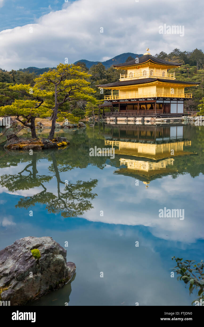 Kinkaku-Ji, den Goldenen Pavillon in Kyoto, Wasser Reflexionen Stockfoto