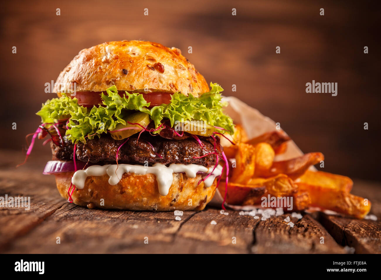 Frische hausgemachte Hamburger serviert auf Holz Stockfoto