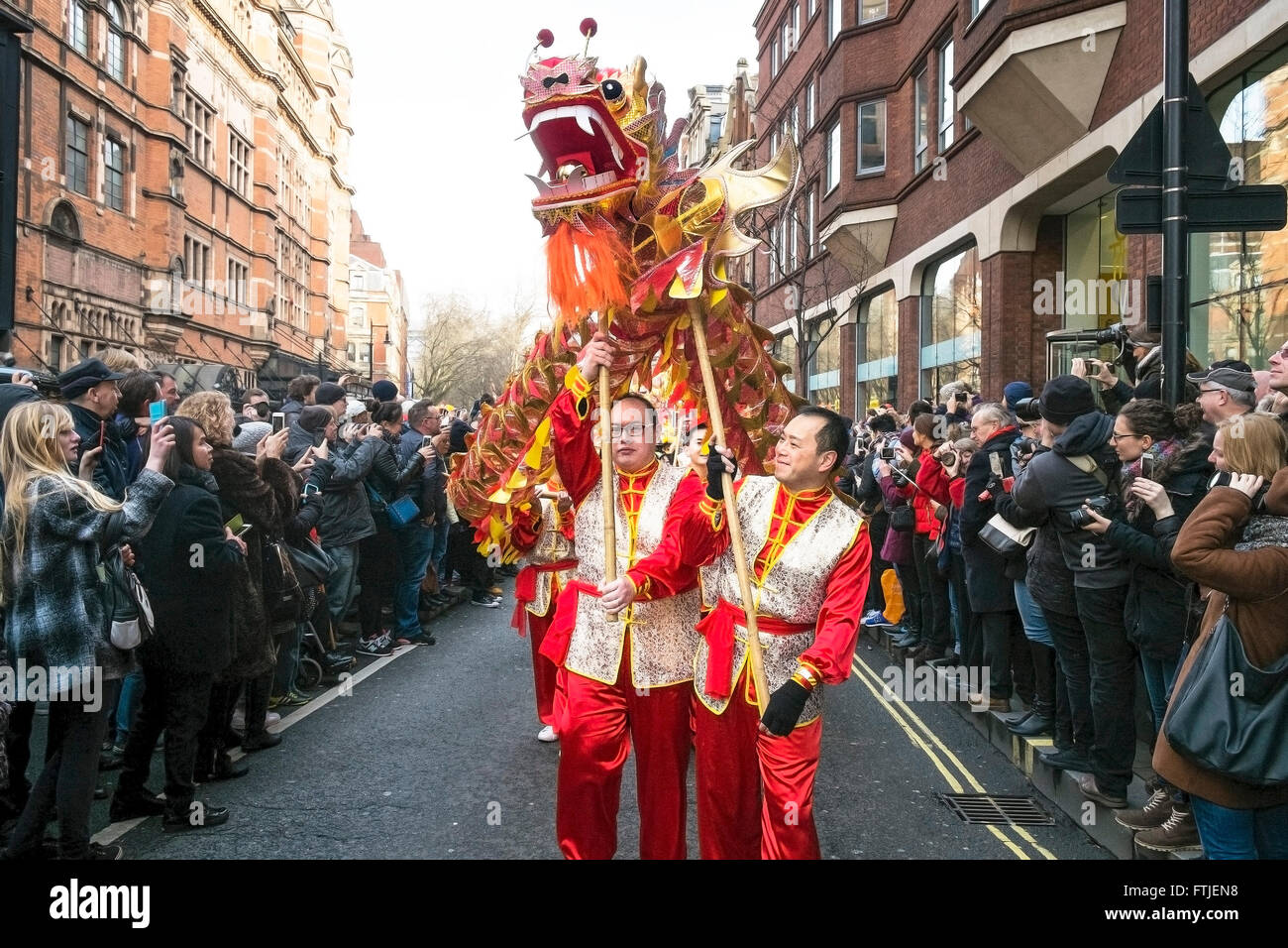 In London Tausende von Menschen feiern Sie das chinesische Neujahr 2016 - das Jahr des Affen. Stockfoto