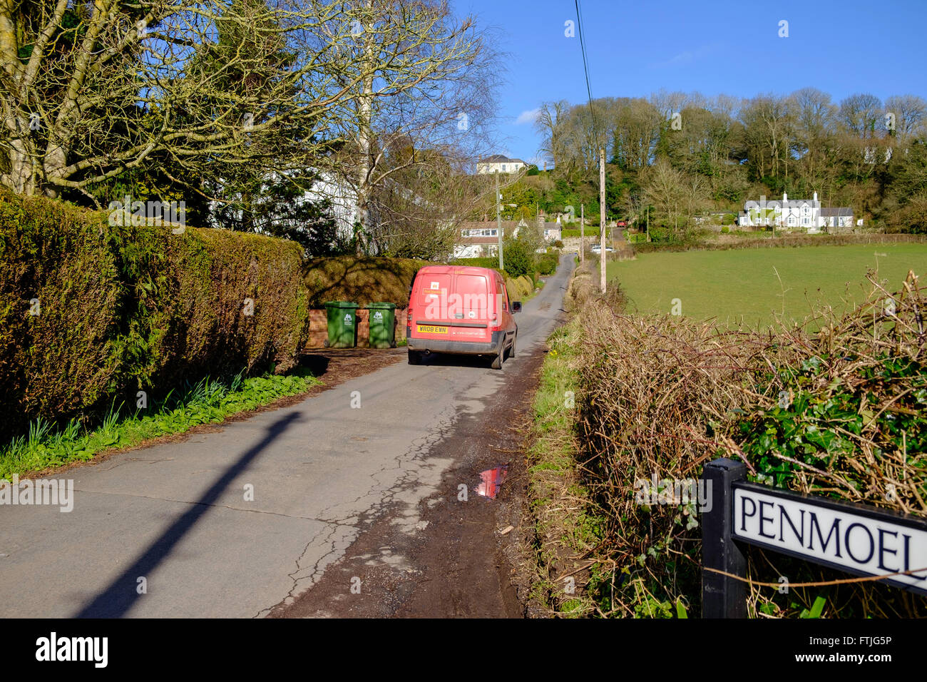 Royal Mail rot post van in Feldweg Zustellung Post/im ländlichen Gebiet, im zeitigen Frühjahr Gloucestershire England UK Stockfoto