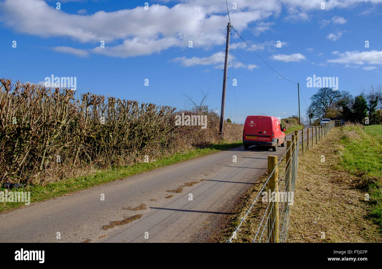 Royal Mail rot post van in Feldweg Zustellung Post/im ländlichen Gebiet, im zeitigen Frühjahr Gloucestershire England UK Stockfoto