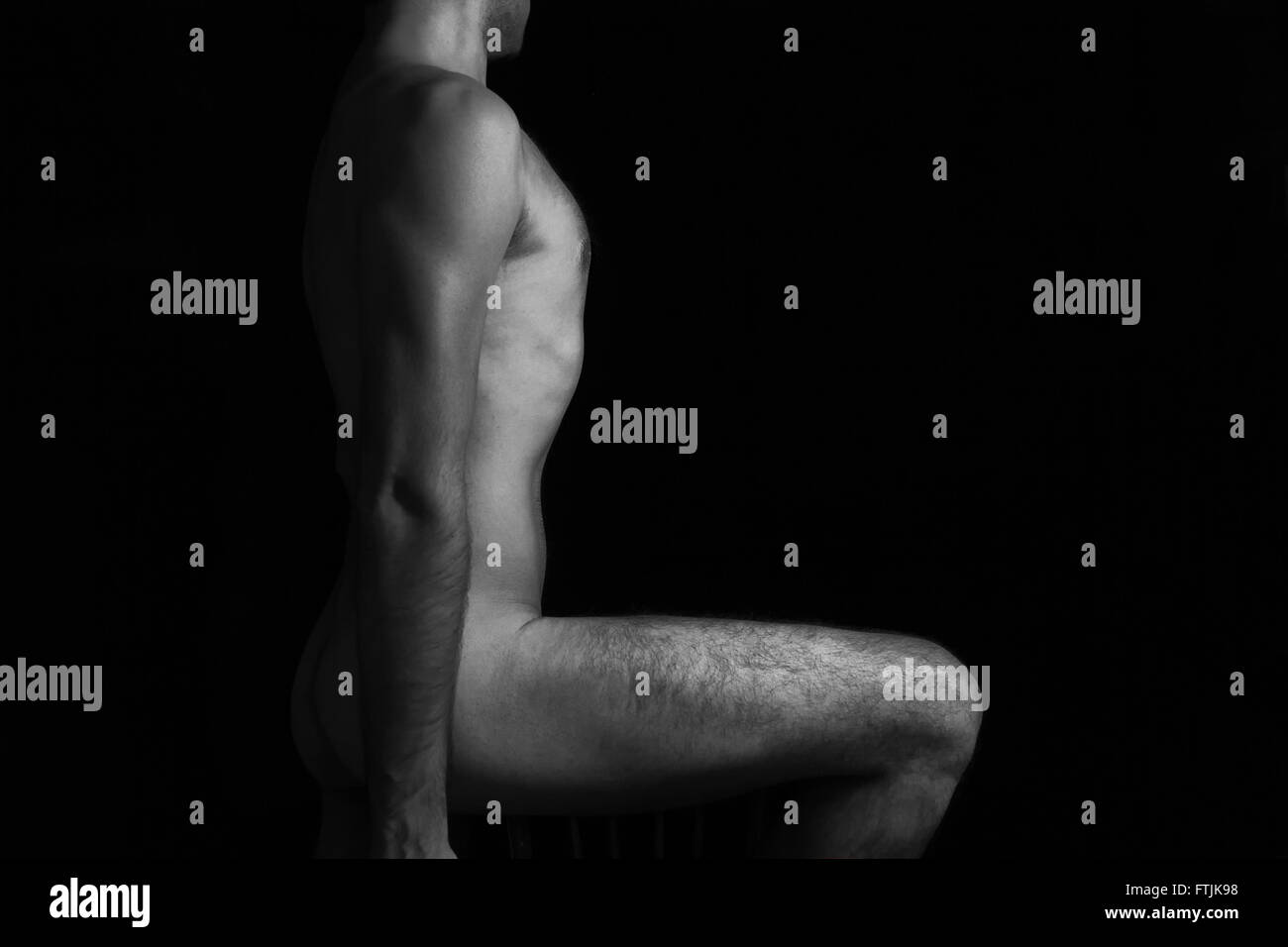 Schönen nackten männlichen Körper auf schwarzem Hintergrund Stockfoto