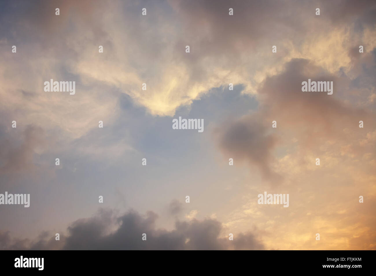 Schönen Sonnenuntergang Himmel mit gelben Sonne Wolken Stockfoto