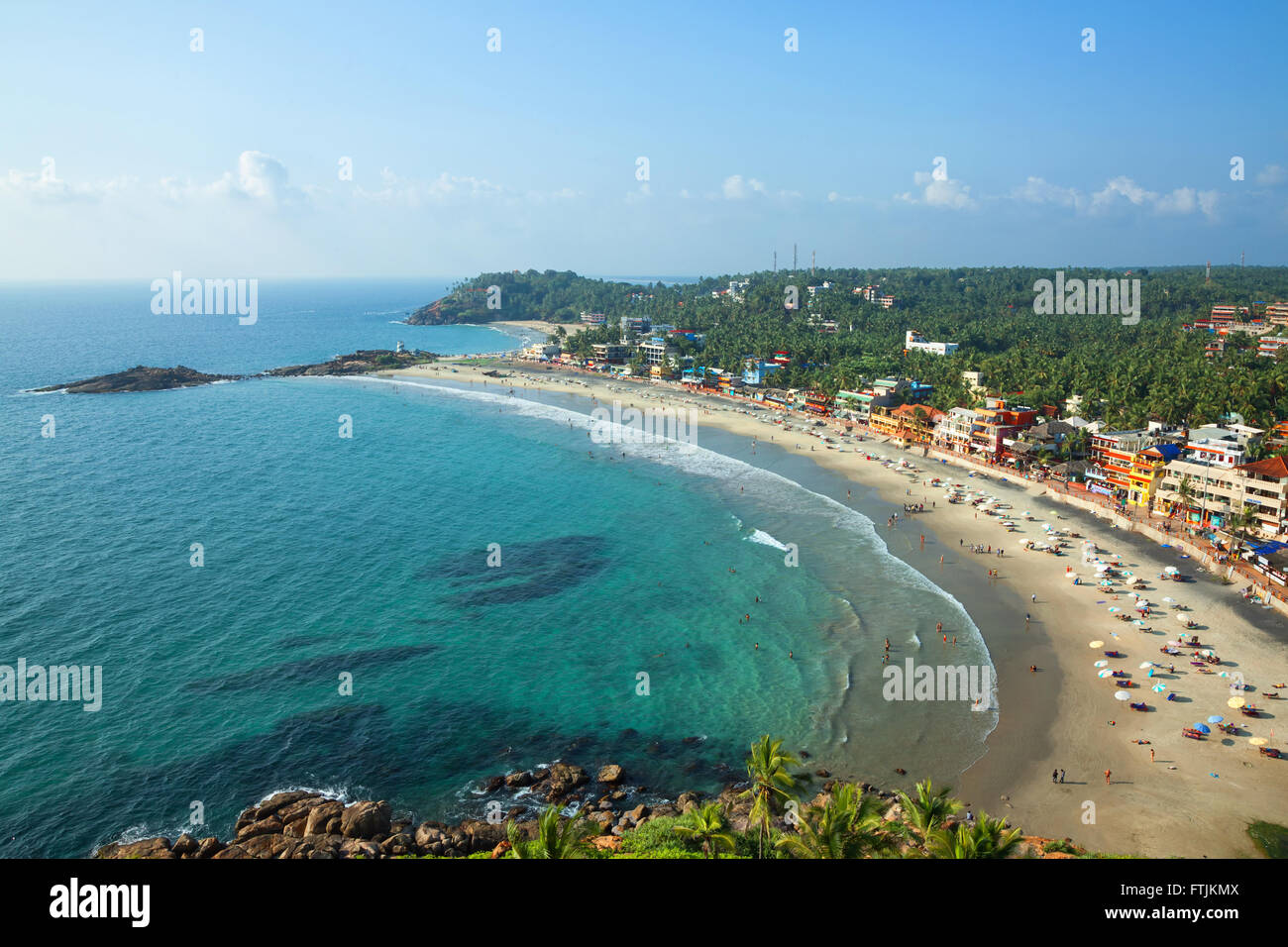 Schöne Landschaft der Strand und das klare türkisfarbene Meer. Thiruvananthapuram, Indien Stockfoto