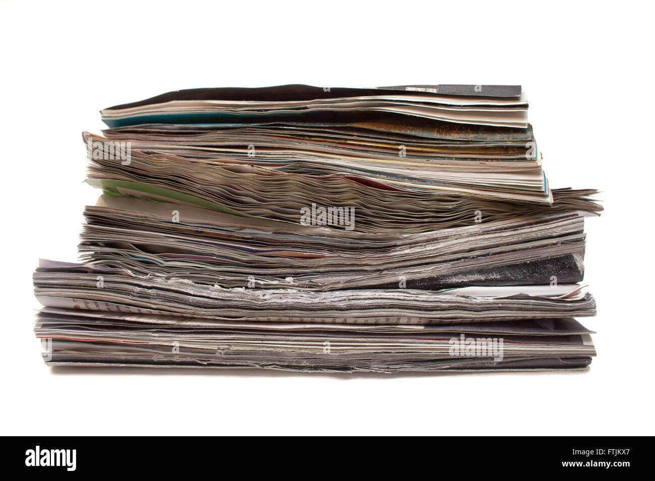 Stapel alter Zeitschriften verwöhnt isoliert auf weißem Hintergrund Stockfoto
