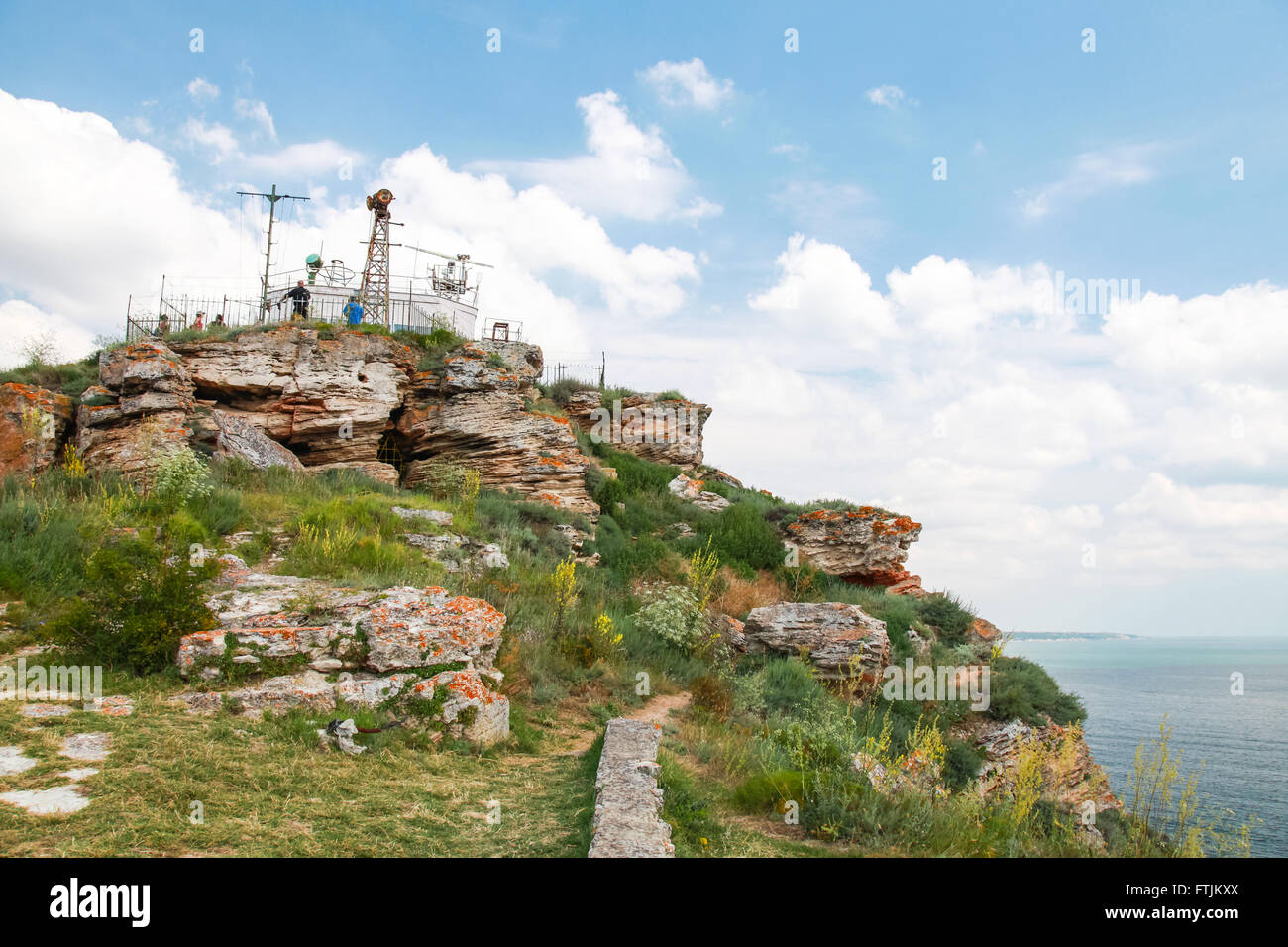 Touristischer Aussichtspunkt mit gewöhnlichen Touristen an der Spitze der Landzunge Kaliakra, Bulgarien Stockfoto